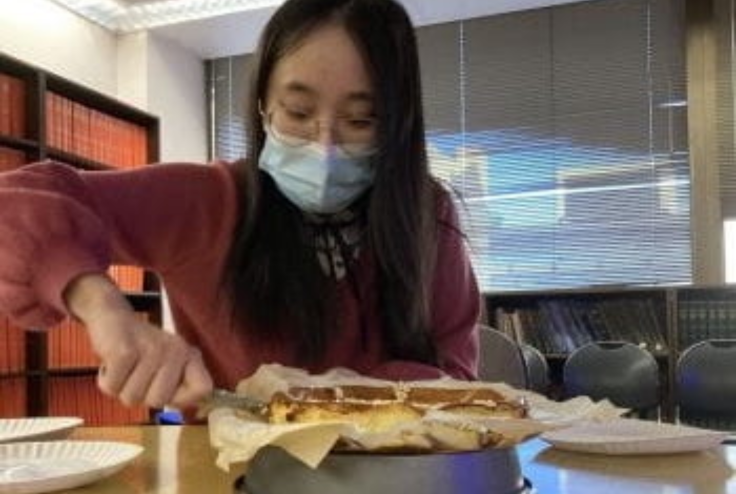 Suya Li, a postdoctoral candidate in the Shoghi Lab, slices a cheesecake.