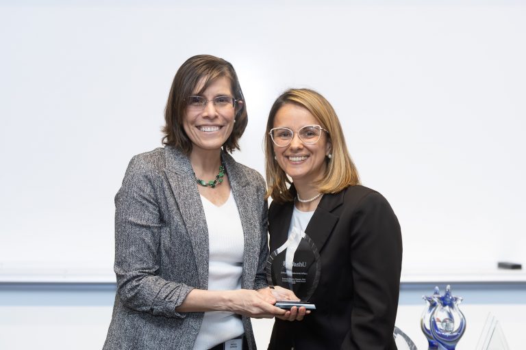 Ribeiro Pereira Receives WashU Outstanding Faculty Mentor Award